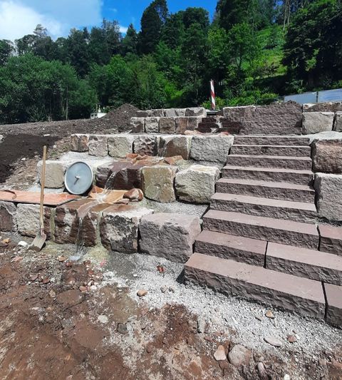Der Wasserlauf in den Forbachgärten wurde fertiggestellt - auf Treppenstufen aus Sandstein läuft das Bachwasser herunter